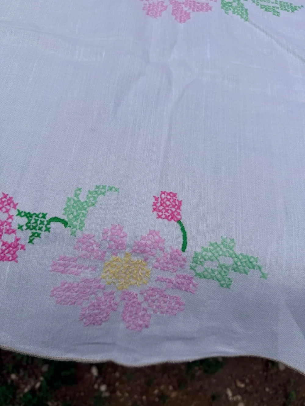 Heirloom Style Hand‎ Embroidered Floral Tablecloth Vintage Cottagecore Scalloped